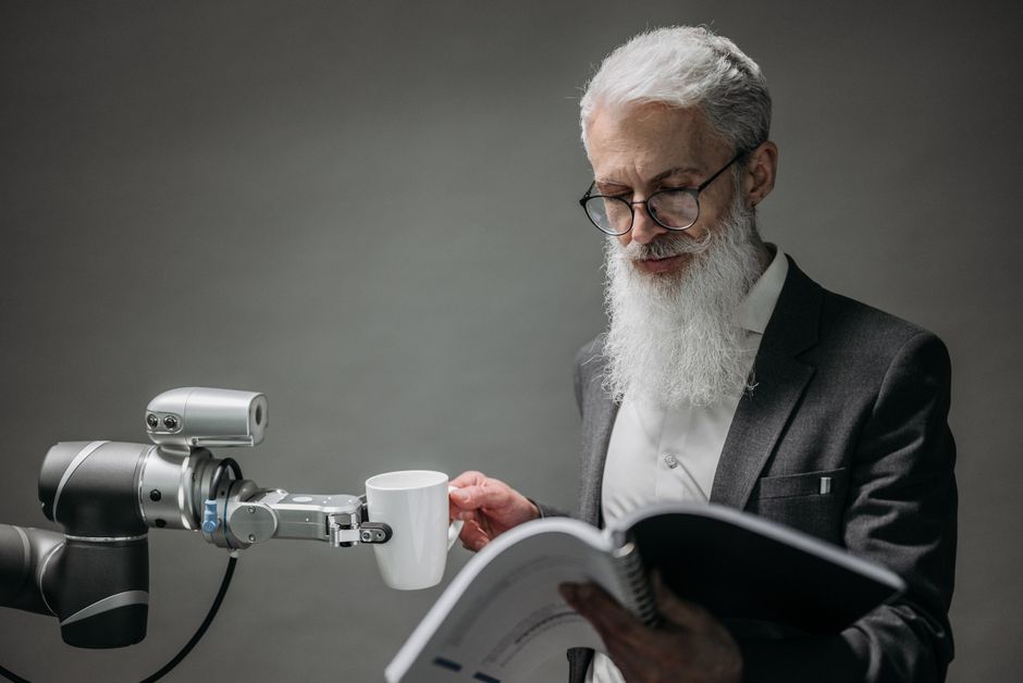 Stariji muškarac s robotskom rukom